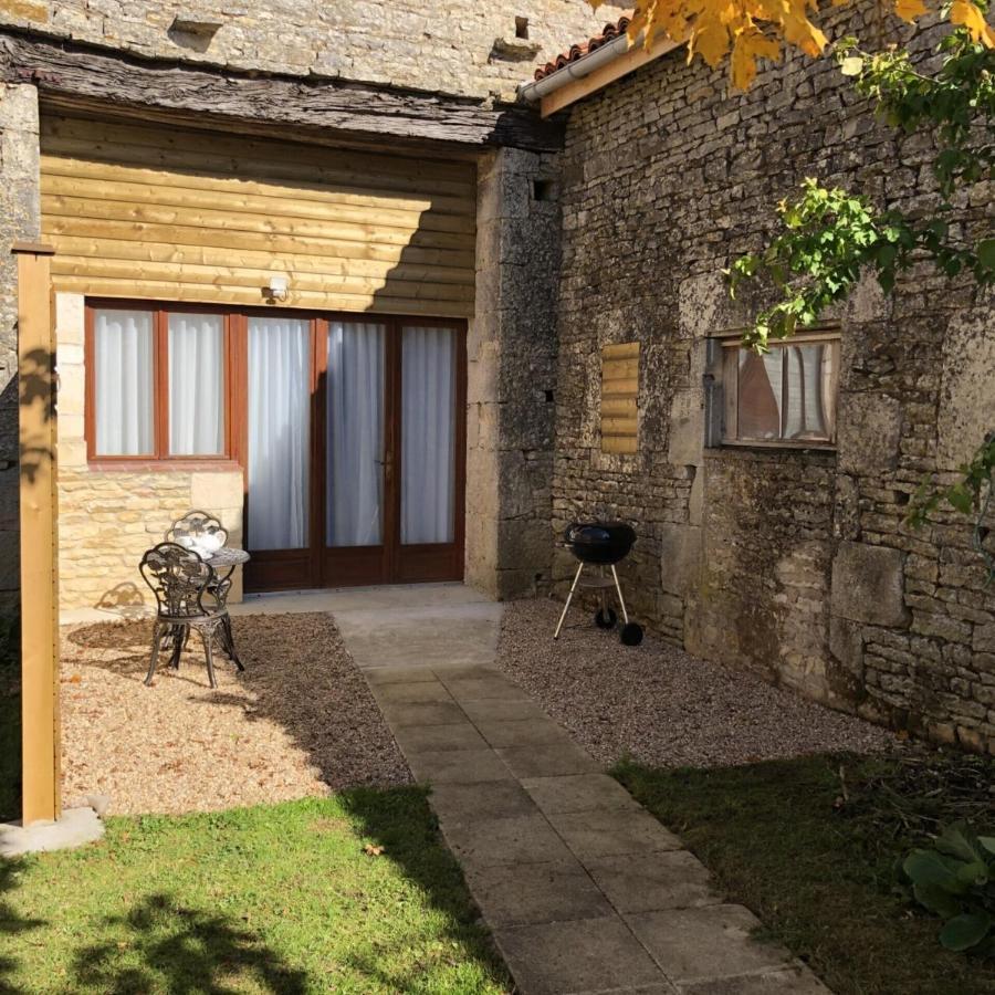 Charming 1-Bed Apartment in Blanzay Esterno foto