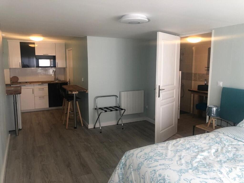 Charming 1-Bed Apartment in Blanzay Esterno foto