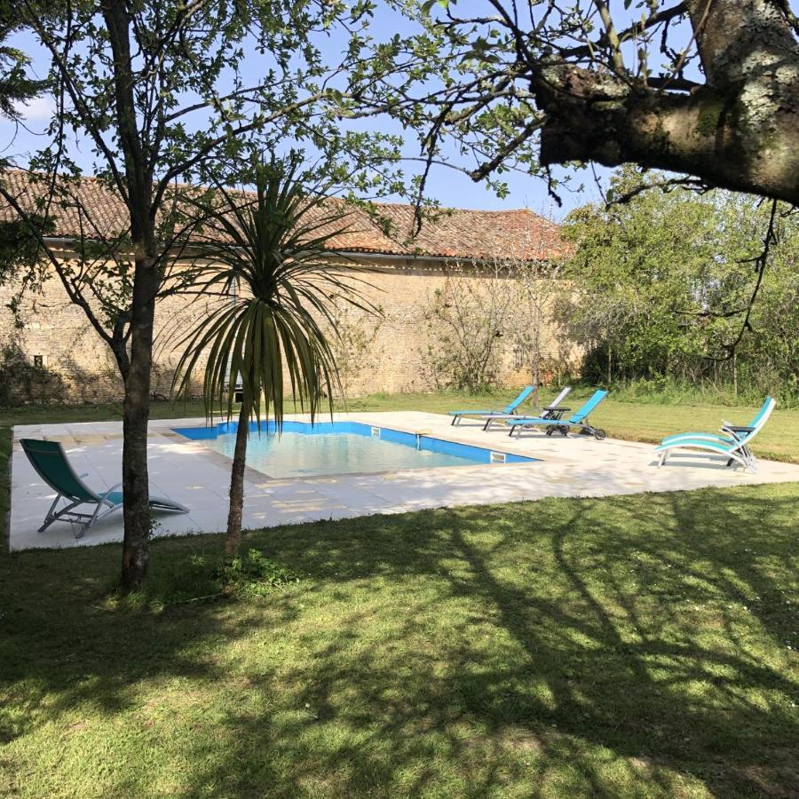 Charming 1-Bed Apartment in Blanzay Esterno foto