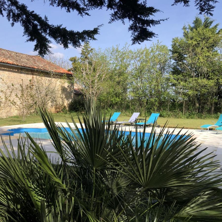 Charming 1-Bed Apartment in Blanzay Esterno foto