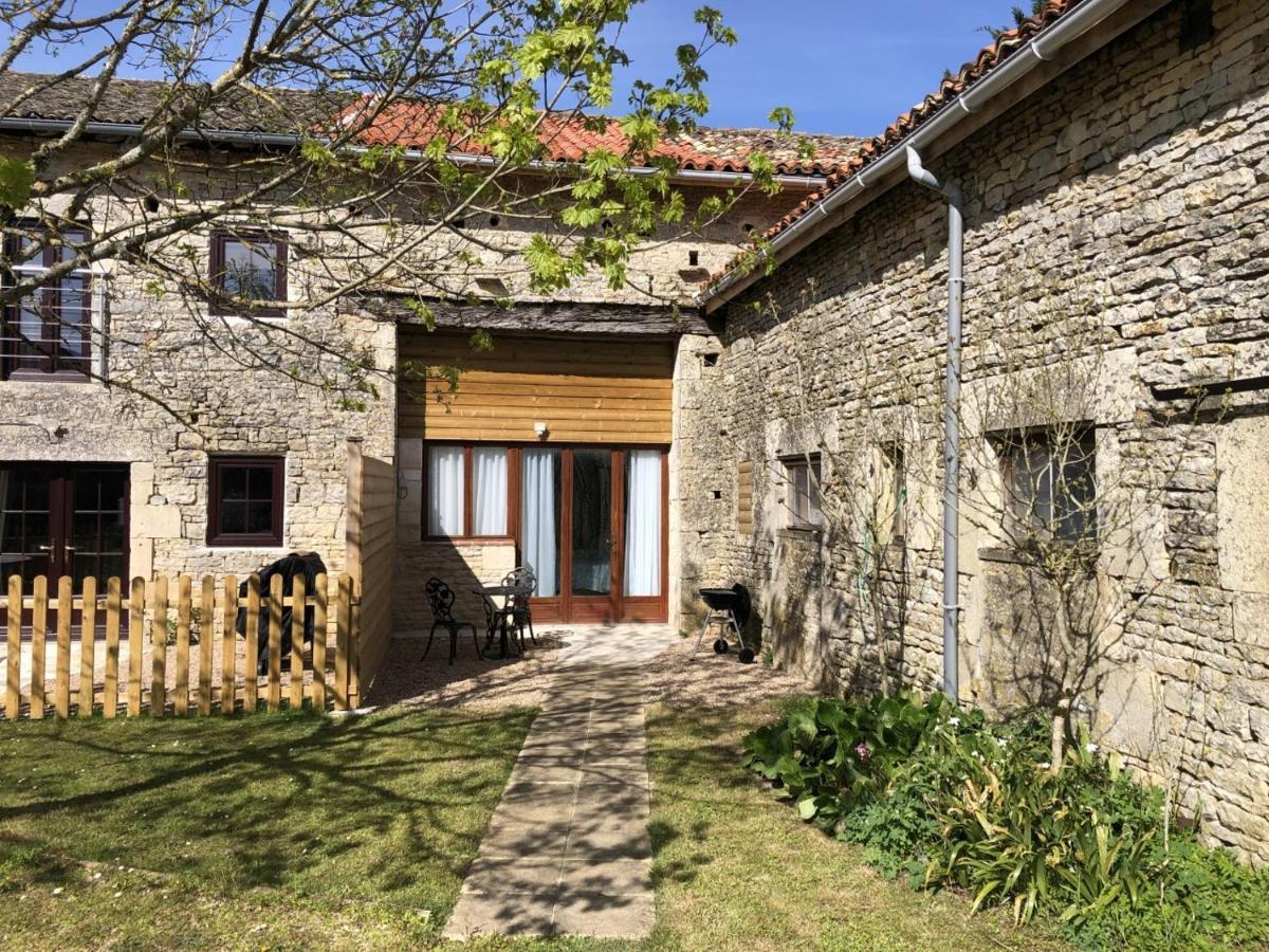 Charming 1-Bed Apartment in Blanzay Esterno foto